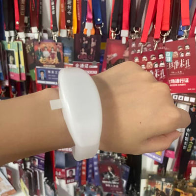 실리콘 디자인의 원격 제어 LED 팔찌에서 15가지 색상 및 조명 모드를 지원하는 DMX 무선 컨트롤러